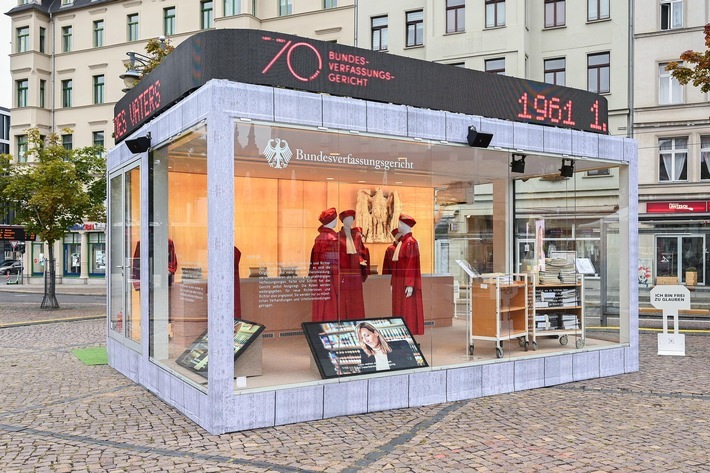 EinheitsEXPO in Halle an der Saale - Cubes - Bundesverfassungsgericht / Das Bundesverfassungsgericht stellt sich vor beim Tag der Deutschen Einheit in Halle (S.) / Weiterer Text über ots und www.presseportal.de/nr/157804 / Die Verwendung dieses Bildes ist für redaktionelle Zwecke unter Beachtung ggf. genannter Nutzungsbedingungen honorarfrei. Veröffentlichung bitte mit Bildrechte-Hinweis.
