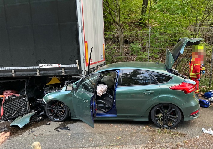 POL-SI: 31-jähriger Pkw-Fahrer gerät nach Überholvorgang unter einen Sattelzug -#polsiwi