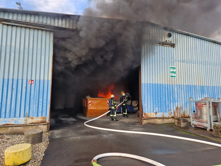 FW-MH: Brand in Lagerhalle-Rauchentwicklung weithin sichtbar