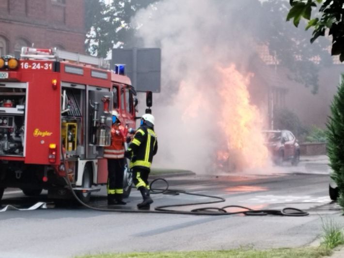 POL-HI: PKW fängt währen der Fahrt Feuer und brennt vollständig aus