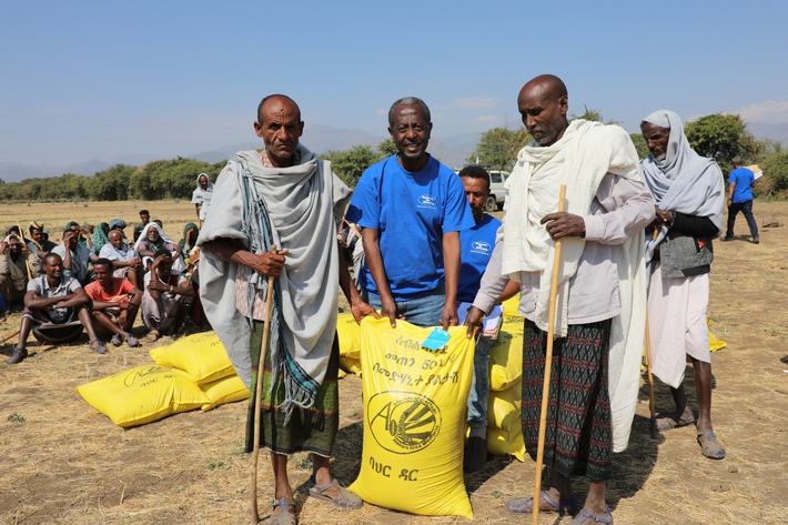 Landesrepräsentant Yilma Taye bei der Verteilung des Saatgutes an Landwirte in der Region Tigray.JPG