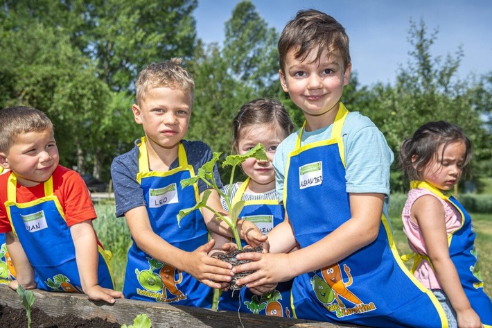 Initiative der EDEKA Stiftung / Aus der Erde, auf die Teller: Kita-Projekt &quot;Gemüsebeete für Kids&quot; geht in die nächste Runde