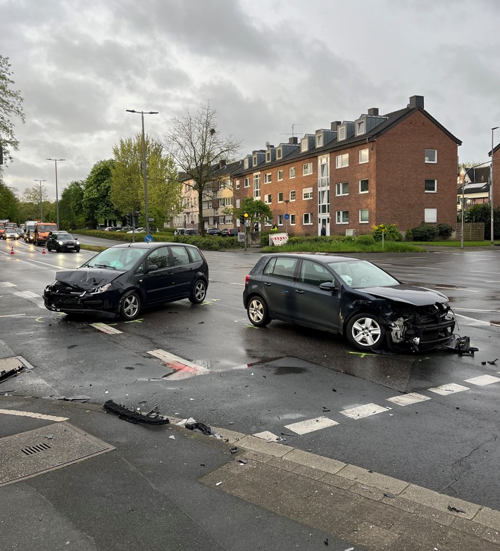 POL-VIE: Sperrung der Freiheitsstraße nach Verkehrsunfall – zwei verletzt