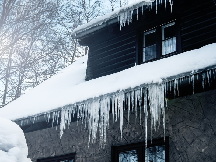 Schneelast auf Dächern: Rechtzeitig und fachgerecht handeln