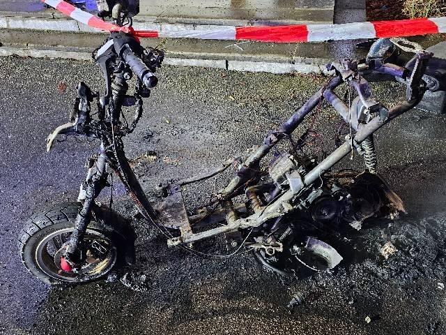 POL-WOB: Brennender Motorroller - Polizei sucht Zeugen