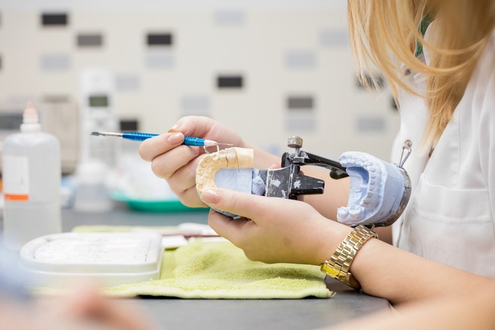 Starke Impulse für künftige zahnärztliche Versorgung / Neuer NC-freier Studiengang Zahnmedizin an der HMU Erfurt
