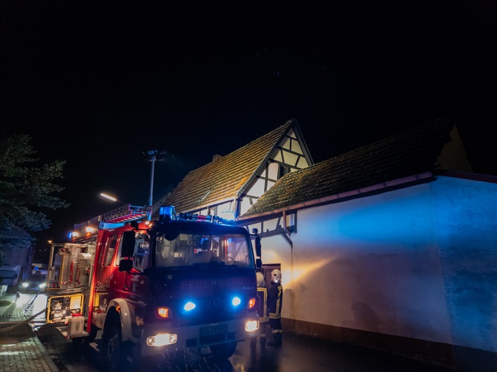 FW Wachtberg: Schwelbrand entlang eines Kamins in einem Fachwerkhaus in Wachtberg-Niederbachem