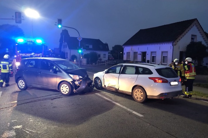 FW-KLE: Verkehrsunfall auf Bundesstraße: Fahrerin wird verletzt