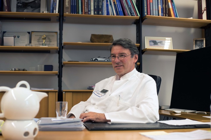 Künstliche Intelligenz - besser als der Doktor? / Herzchirurg Prof. Dr. Dr. Friedhelm Beyersdorf sieht Entlastung für Ärzte und Vorteile für Patienten