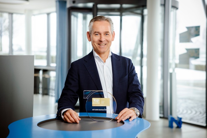 Norbert Rotter, CEO von NTT DATA Business Solutions, freut sich über die erneute Auszeichnung als Global Top Employer. / Weiterer Text über ots und www.presseportal.de/nr/24336 / Die Verwendung dieses Bildes für redaktionelle Zwecke ist unter Beachtung aller mitgeteilten Nutzungsbedingungen zulässig und dann auch honorarfrei. Veröffentlichung ausschließlich mit Bildrechte-Hinweis.