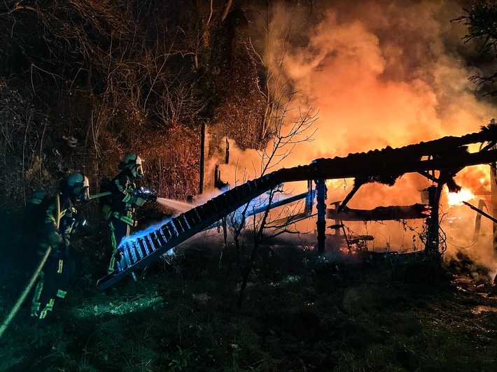 FW-BO: Laubenbrand in Langendreer am Mittwochmorgen