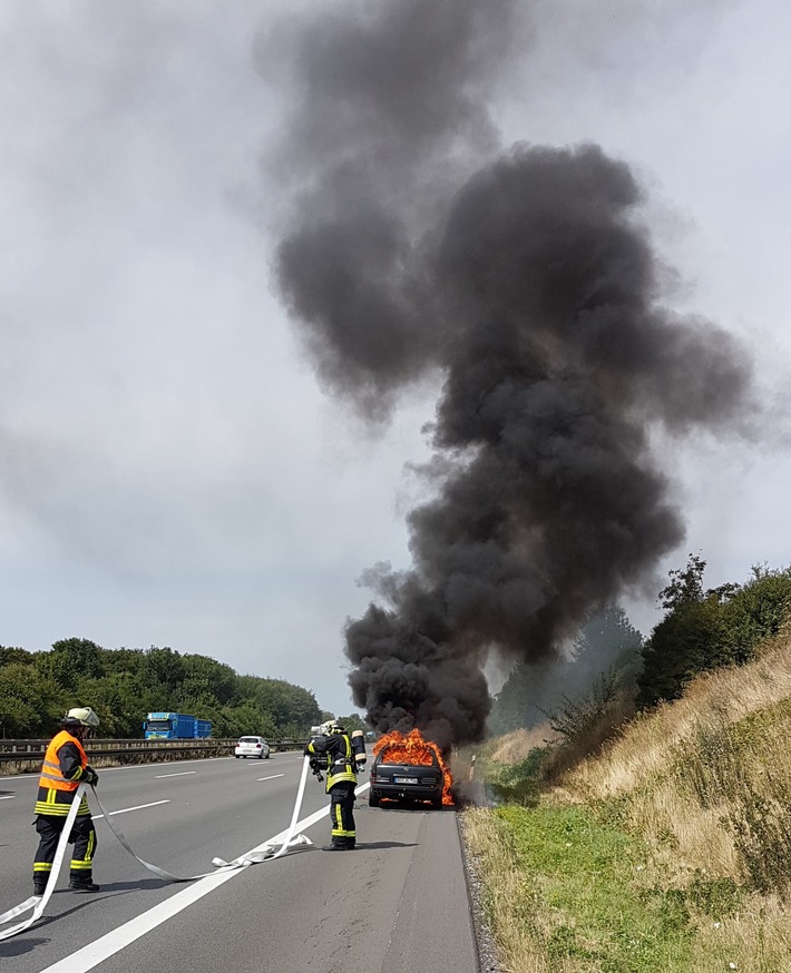 FW-DO: PKW brennt auf A2 vollständig aus // Fahrer bleibt unverletzt