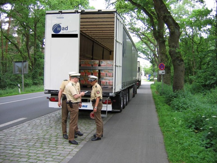 POL-NI: Großangelegte LKW-Kontrolle durch Nienburger Polizei --gefertigtes Lichtbild im Download-- Bild zeigt die Kontrollstelle an der B6 i.H. Langendamm