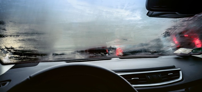 ADAC gibt Tipps gegen beschlagene Scheiben / Heizung voll aufdrehen ist nicht nötig / So wird Feuchtigkeit im Auto vermieden