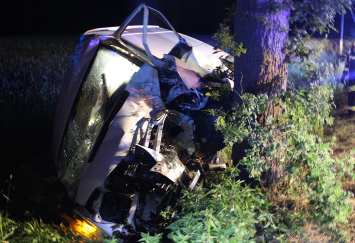 POL-MI: Kleintransporter-Fahrer (30) bei Unfall tödlich verletzt
