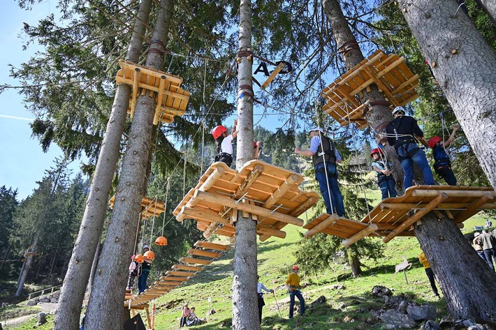 Bad Hindelang eröffnet neuen Waldseilgarten feierlich - Freizeitanlage stärkt Ganzjahresangebot und bereichert naturnahen Tourismus