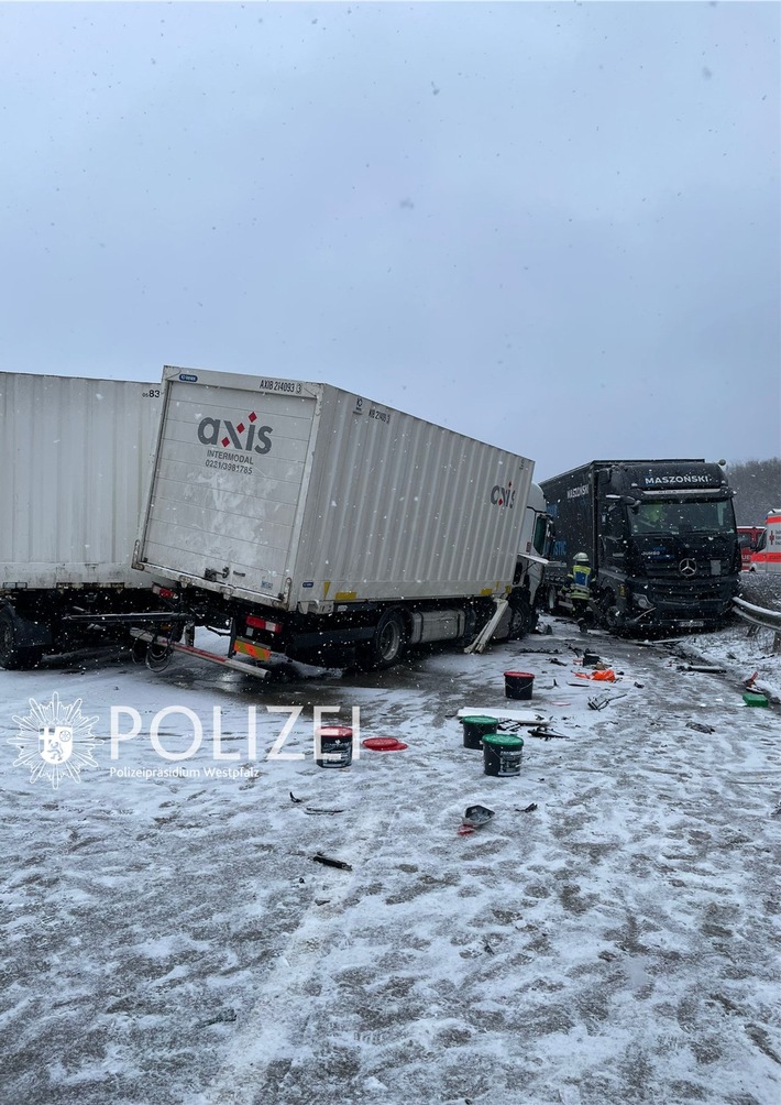 POL-PPWP: Unfall mit mehreren Fahrzeugen sorgt für Sperrung der Autobahn