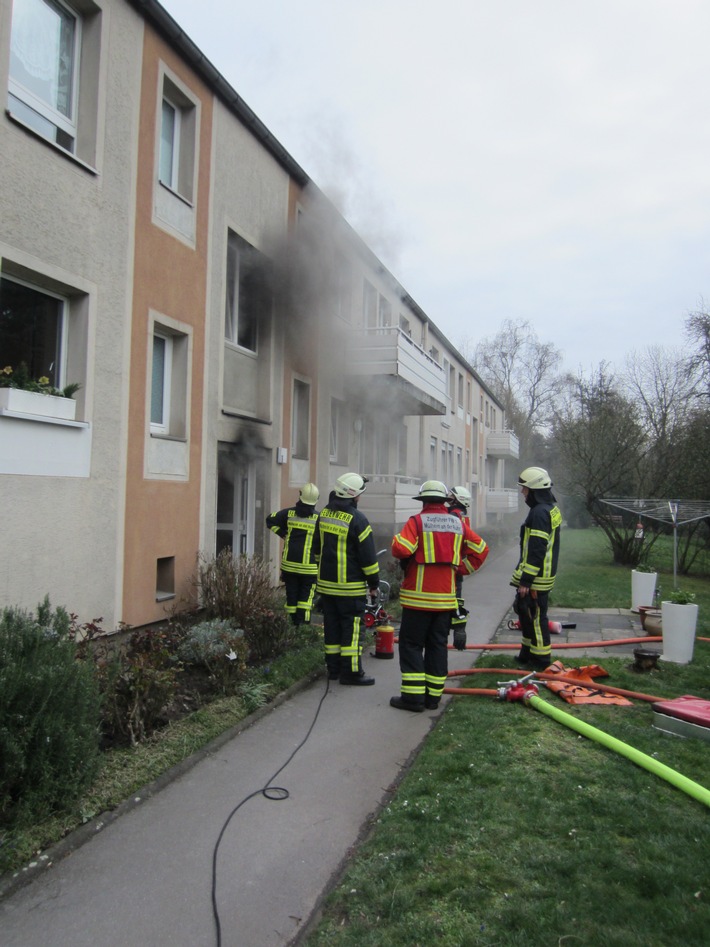 FW-MH: Verkehrsunfall und Zimmerbrand: Rauchwarnmelder retten Menschenleben