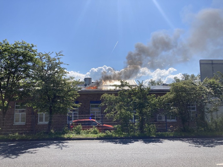 POL-OH: Brand auf dem Dach eines Firmengebäudes