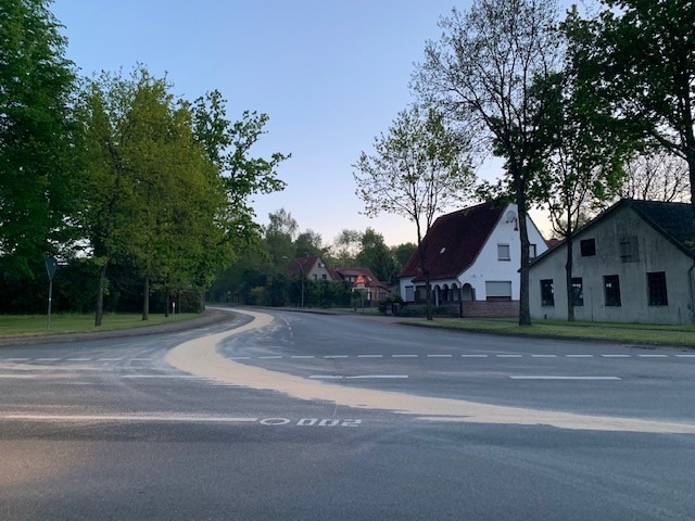 POL-ROW: ++ Hansalinie A1:  Drei Stunden Vollsperrung und kilometerlanger Rückstau nach Reifenplatzer ++ Diebesbande in der Tankstelle ++ Zwanzig Tonnen Futtermittel rieseln auf die Straße ++