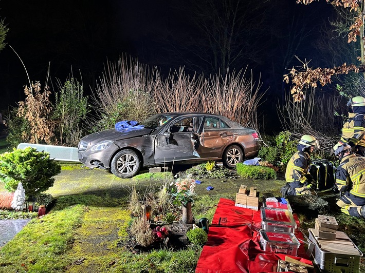 FW-E: Verkehrsunfall in Essen-Werden - PKW durchbricht Friedhofszaun