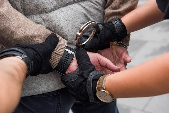 Bundespolizeidirektion München: Europaweit gesuchtes Mitglied einer kriminellen Vereinigung geht ins Netz - Bundespolizei vollstreckt europäischen Auslieferungshaftbefehl