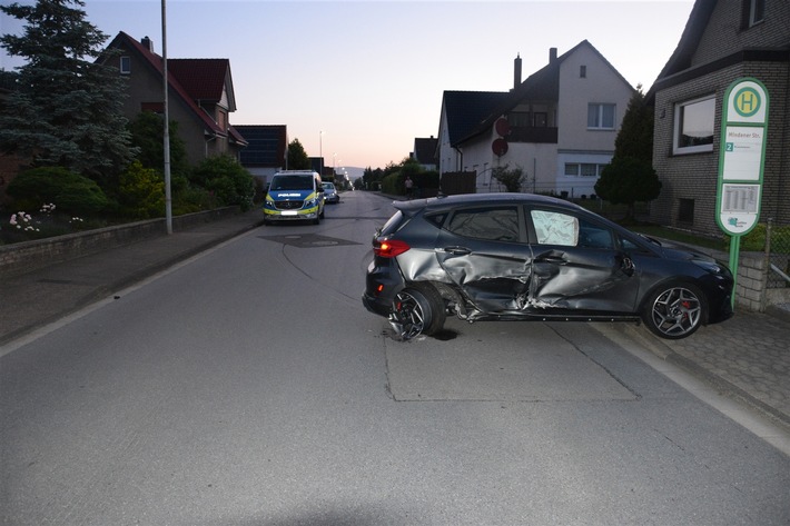 POL-HF: Auto fährt in geparkten Mercedes - Fahrer augenscheinlich betrunken