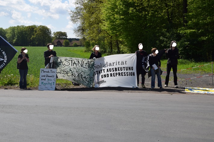 POL-NI: Demonstranten/ -Innen blockieren Fa. Wiesenhof in Holte