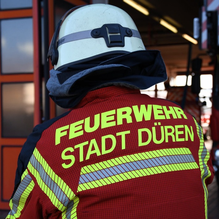 FW Düren: Küchenbrand in der Südstadt: Eine verletzte Person; Wohnung nicht mehr bewohnbar