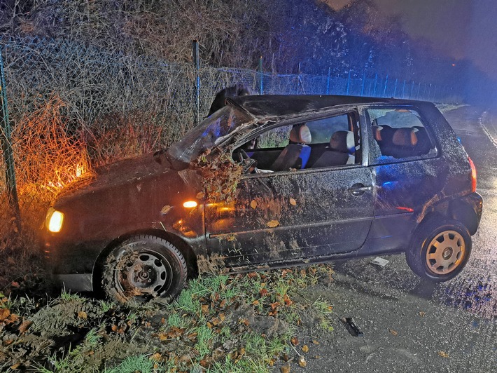 POL-ME: Seat kommt von der Fahrbahn ab und überschlägt sich - zwei Personen verletzt - Wülfrath - 2001168