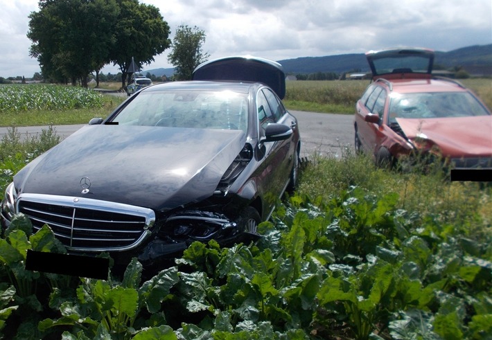 POL-MI: Autos schleudern in Rothenuffeln nach Kollision auf Acker
