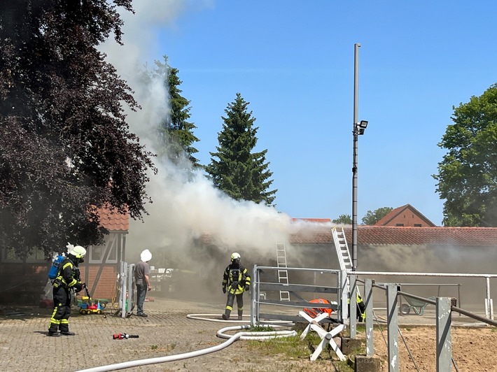 POL-HI: Brand einer Pferdebox