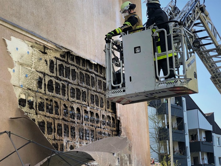 FW-E: Brennt Unrat an Hausfassade - Keine Verletzten.