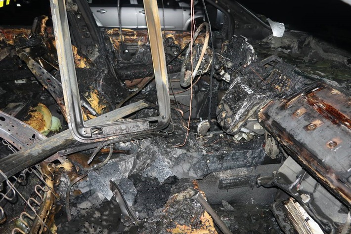 POL-ME: Fahrzeug ausgebrannt - die Polizei ermittelt - Monheim am Rhein - 2308108