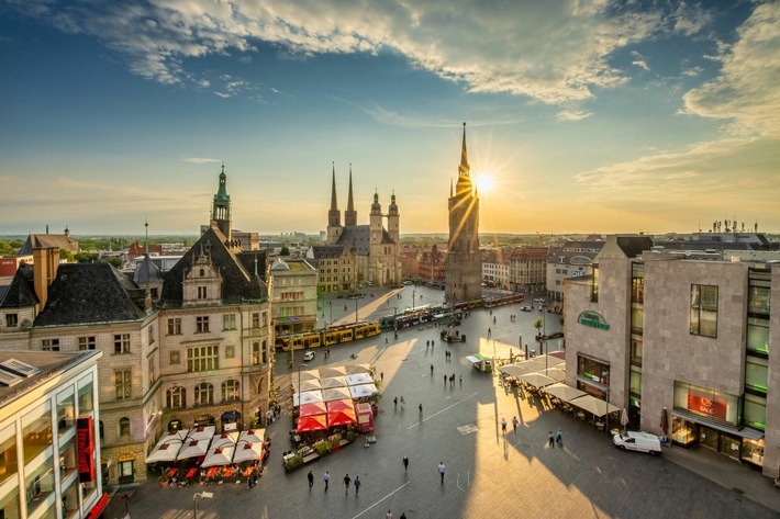 Marktplatz Roter Turm Sonnenuntergang - Stadt Halle (Saale) / 31 Jahre Deutsche Einheit: Halle blickt zurück und schaut nach vorn / Weiterer Text über ots und www.presseportal.de/nr/157804 / Die Verwendung dieses Bildes ist für redaktionelle Zwecke unter Beachtung ggf. genannter Nutzungsbedingungen honorarfrei. Veröffentlichung bitte mit Bildrechte-Hinweis. Marktplatz Roter Turm Sonnenuntergang - Stadt Halle (Saale) / 31 Jahre Deutsche Einheit: Halle blickt zurück und schaut nach vorn / Weiterer Text über ots und www.presseportal.de/nr/157804 / Die Verwendung dieses Bildes ist für redaktionelle Zwecke unter Beachtung ggf. genannter Nutzungsbedingungen honorarfrei. Veröffentlichung bitte mit Bildrechte-Hinweis.