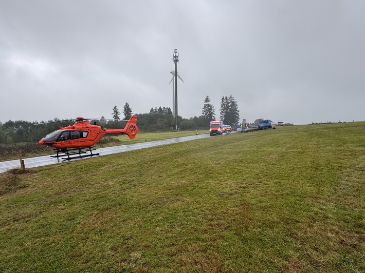 FW VG Westerburg: Verkehrsunfall zwischen PKW und LKW-Gespann - PKW-Fahrerin wird schwerverletzt