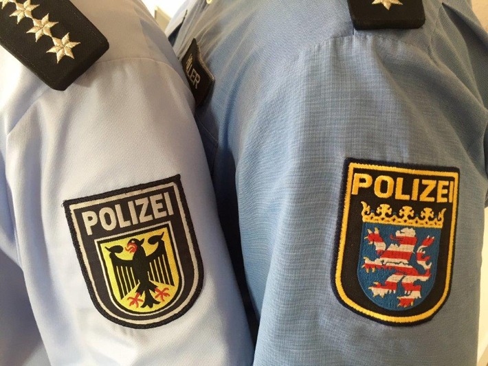 BPOL-KS: Ärger im Zug - Mann geht auf Polizisten los