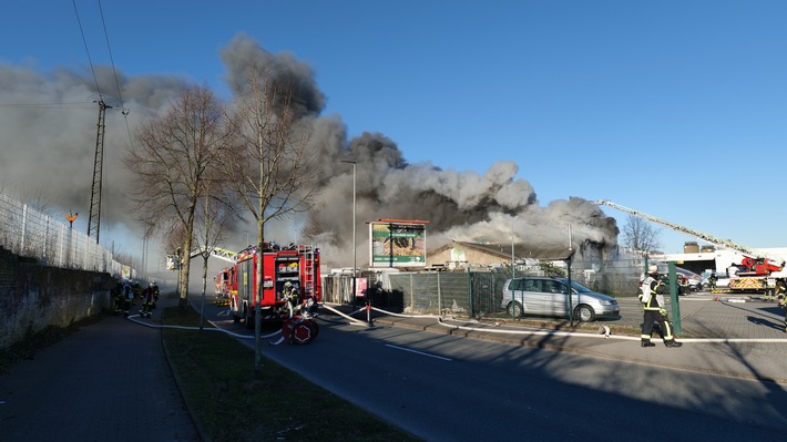 FW-DO: Lagerhalle mit Werkstatt ausgebrannt