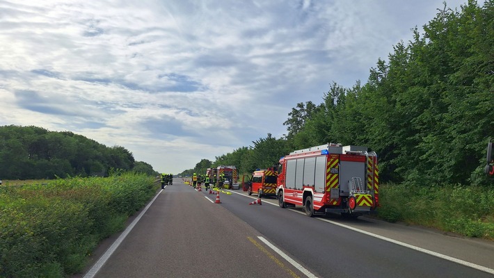 FW Sonsbeck: LKW-Unfall auf der A57 mit Beteiligung eines Gefahrguttransports