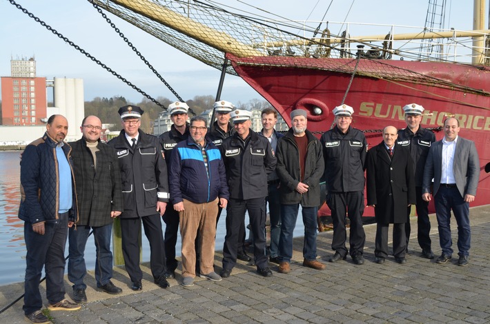 POL-FL: Flensburg - &quot;Wir lieben Flensburg!&quot;/
Vertreter der Flensburger Moscheevereine, der Polizei und Mitarbeiter der Stadt Flensburg treffen sich regelmäßig in einem Gesprächskreis