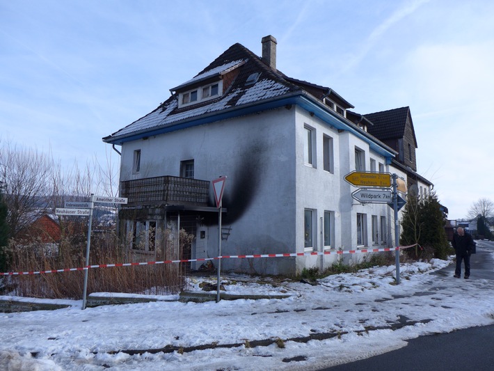 POL-NOM: Hausvorbau in Brand gesetzt