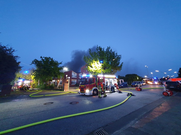 FW Bremerhaven: Alarmierung über eine Brandmeldeanlage wird zum Großeinsatz der Feuerwehr