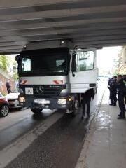 BPOL-HH: Durchfahrtshöhe missachtet: LKW bleibt unter Hamburger Eisenbahnbrücke stecken