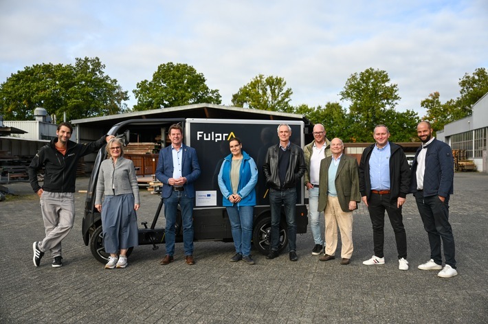 Das Projektteam mit einem E-Cargobike zur umweltfreundlichen Paketzustellung. / Weiterer Text über ots und www.presseportal.de/nr/177283 / Die Verwendung dieses Bildes für redaktionelle Zwecke ist unter Beachtung aller mitgeteilten Nutzungsbedingungen zulässig und dann auch honorarfrei. Veröffentlichung ausschließlich mit Bildrechte-Hinweis.