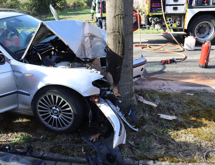 POL-HF: Auto prallt gegen Baum - Insassin schwer verletzt