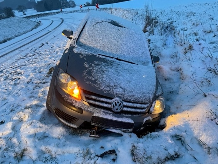 POL-PDKL: Bei Schneeglätte im Straßengraben gelandet