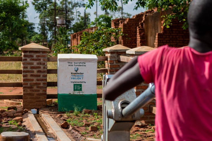 Sauberes Wasser für eine gesunde Zukunft: Das Krombacher Trinkwasser-Projekt in Kenia und Malawi