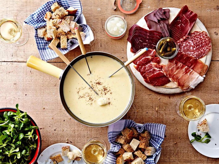 Zum Zusammenkommen und Dahinschmelzen / Käsefondue und Schweizer Raclette sind die perfekten DIY-Dinner