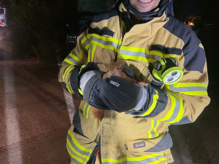FW Alpen: Feuerwehr Alpen rettet Eichhörnchen aus Zwangslage