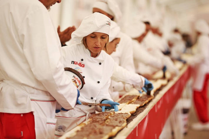 Längstes Baguette (122,4 Meter) - nutella Frankreich und Italien brechen den Guinness Weltrekord